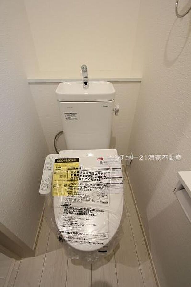 1号棟：白を基調とした、清潔感のある水廻りです。(2025年09月撮影)