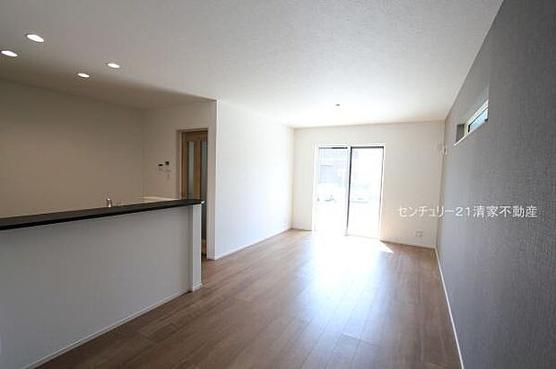 2号棟：明るい日差しが入るリビング！(2025年09月撮影)