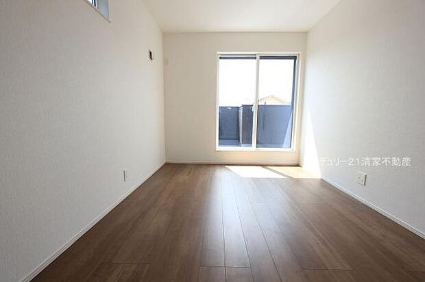 2号棟：バルコニーに面した明るい洋室！(2025年09月撮影)