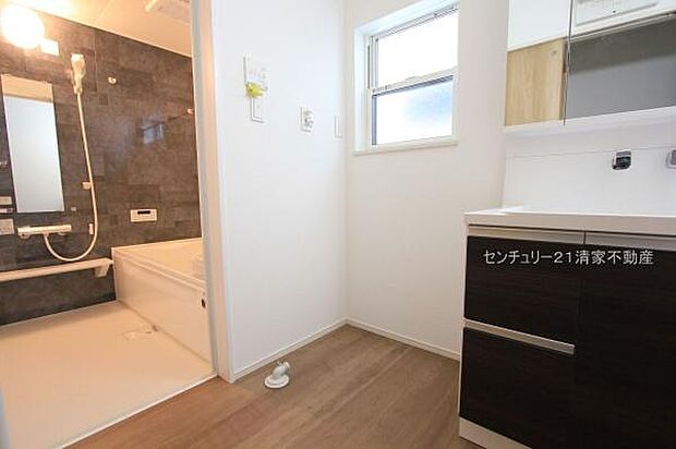 2号棟：ゆとりの洗面スペースで身支度もスムーズ！(2025年09月撮影)