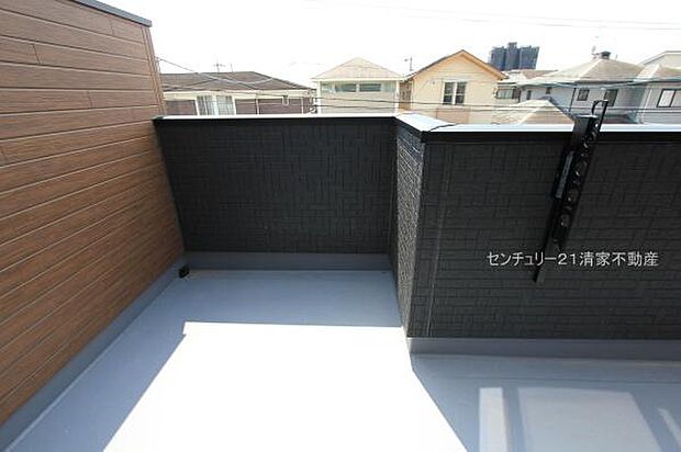 2号棟：広々バルコニーでお洗濯ラクラク(2025年09月撮影)