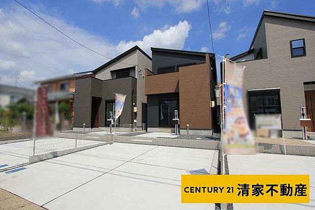 2号棟：駐車スペース2台可（車種による）(2025年09月撮影)