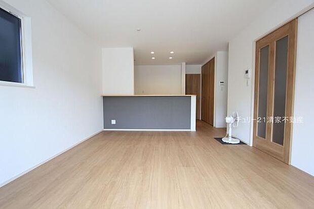 3号棟:明るい日差しが入るリビング!(2025年09月撮影)