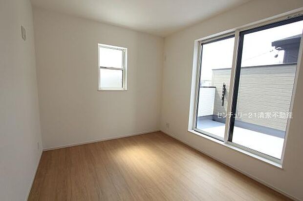 3号棟:バルコニーに面した明るい洋室!(2025年09月撮影)