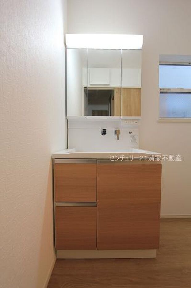 3号棟:ワイドな鏡を備えた洗面化粧台(2025年09月撮影)