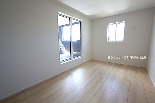 4号棟：バルコニーに面した明るい洋室！(2025年10月撮影)