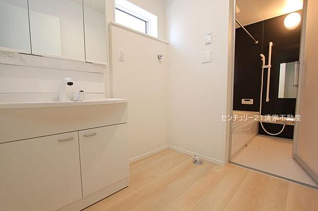 4号棟：ゆとりの洗面スペースで身支度もスムーズ！(2025年10月撮影)