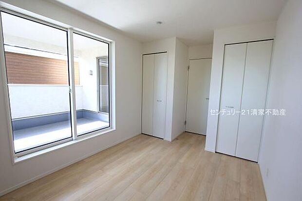 5号棟：バルコニーに面した明るい洋室！(2025年10月撮影)