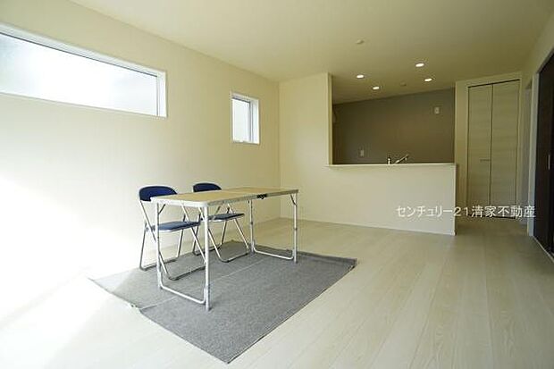 2号棟:明るい日差しが入るリビング!(2025年12月撮影)