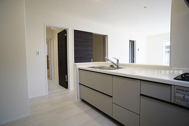 2号棟:家族との会話が弾む対面式キッチン!(2025年12月撮影)