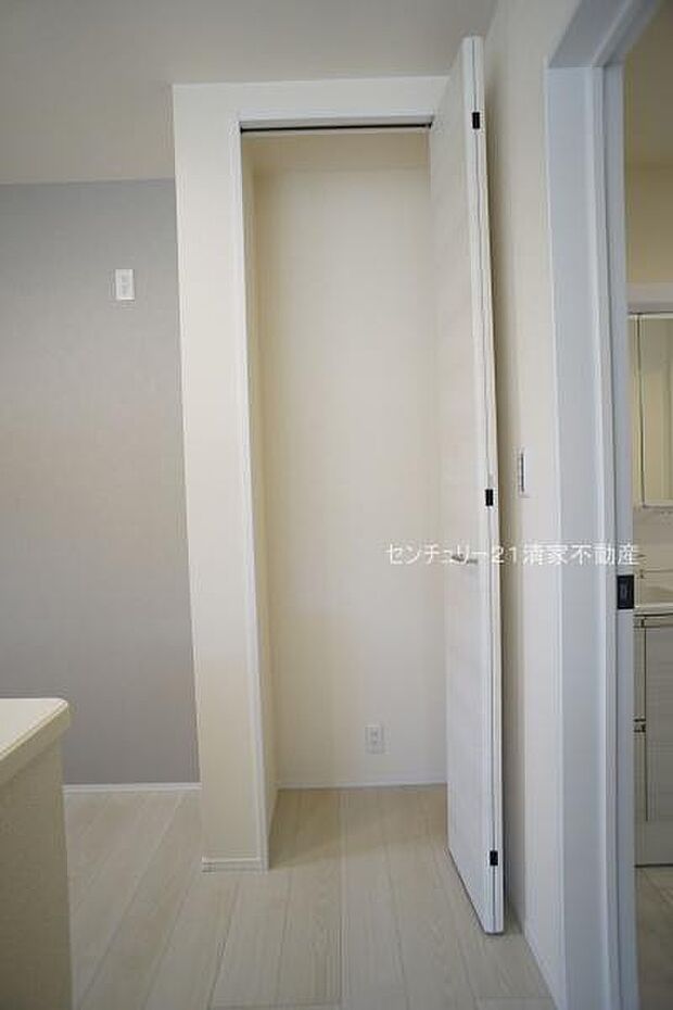 2号棟:キッチン横に食品庫としても便利な収納!(2025年12月撮影)