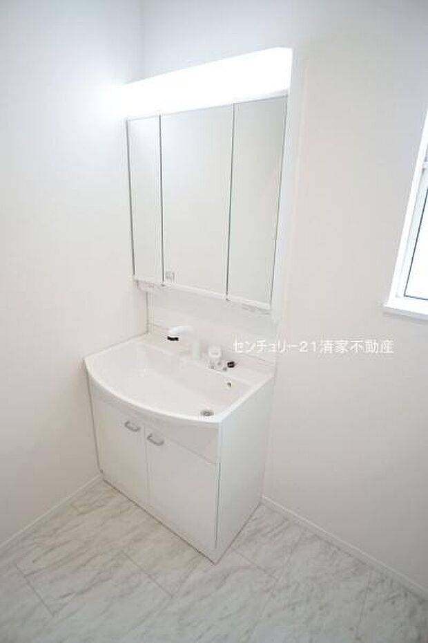 A号棟:ワイドな鏡を備えた洗面化粧台(2025年09月撮影)