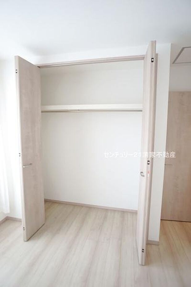 B号棟:たっぷり収納のクローゼット!(2025年09月撮影)