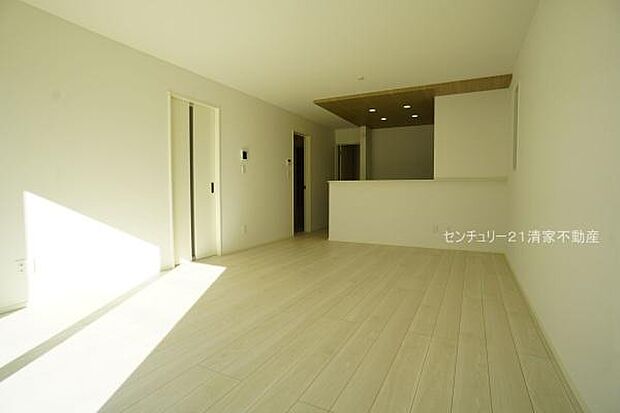 2号棟:明るい日差しが入るリビング!(2025年10月撮影)