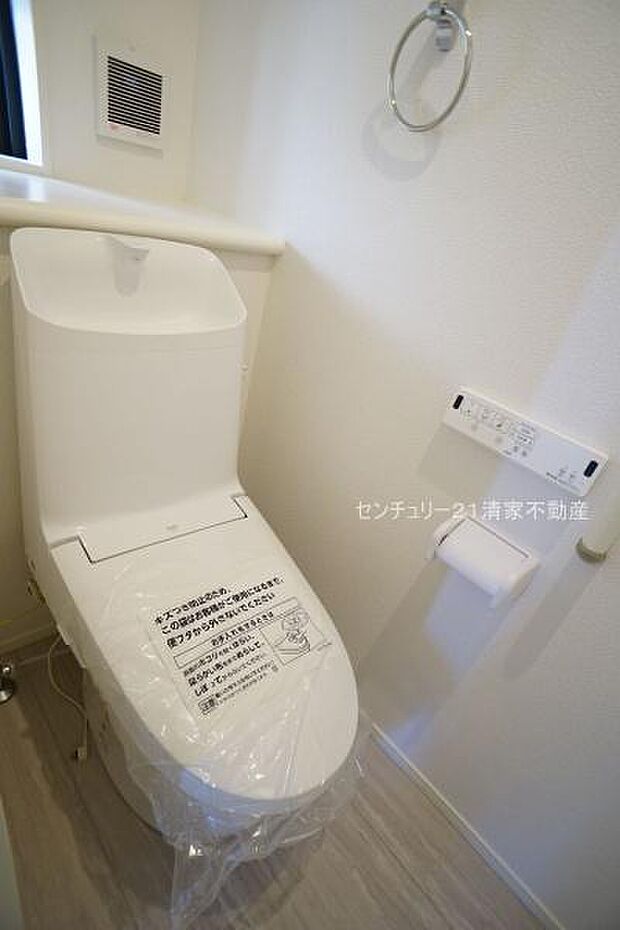 2号棟:白を基調とした、清潔感のある水廻りです。(2025年10月撮影)