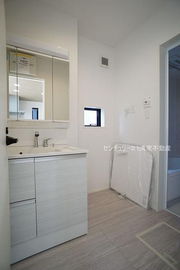 2号棟:ワイドな鏡を備えた洗面化粧台(2025年10月撮影)