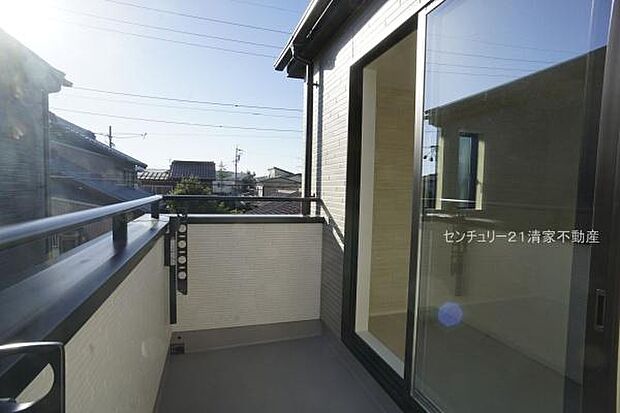 2号棟:広々バルコニーでお洗濯ラクラク(2025年10月撮影)