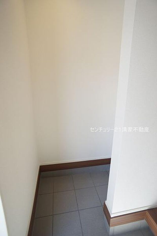 5号棟：ベビーカーも収納できる土間収納！(2025年10月撮影)