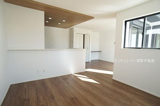 5号棟：明るい日差しが入るリビング！(2025年10月撮影)