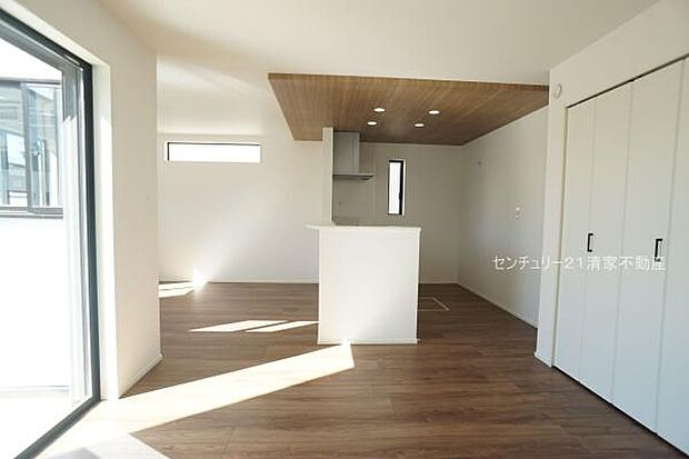 5号棟：明るい日差しが入るリビング！(2025年10月撮影)