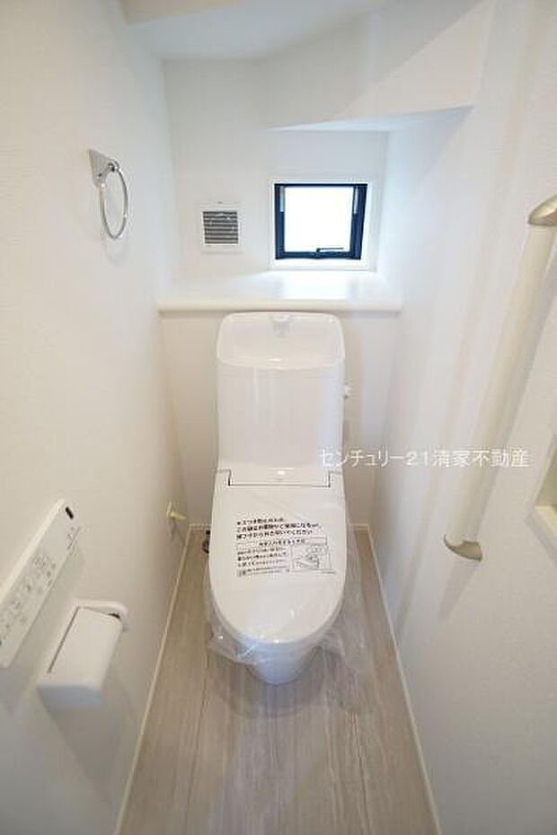 5号棟：白を基調とした、清潔感のある水廻りです。(2025年10月撮影)