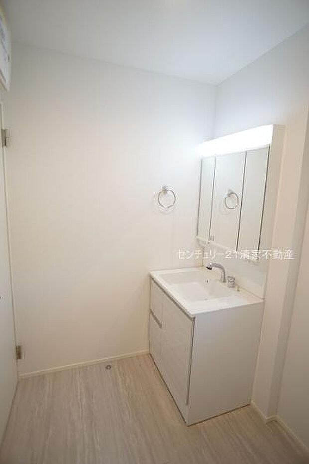 5号棟：ワイドな鏡を備えた洗面化粧台(2025年10月撮影)