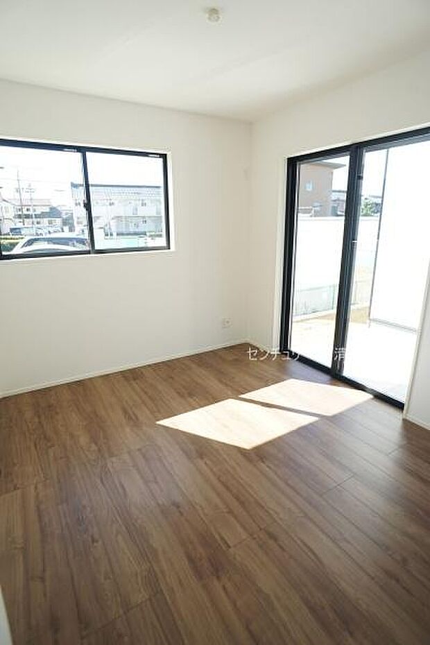 5号棟:2面採光で明るい室内!(2025年10月撮影)