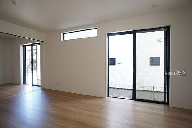 7号棟:明るい日差しが入るリビング!(2025年10月撮影)