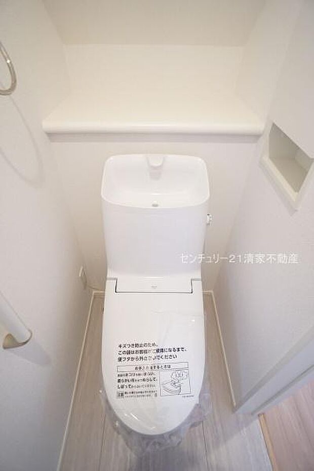 7号棟:白を基調とした、清潔感のある水廻りです。(2025年10月撮影)