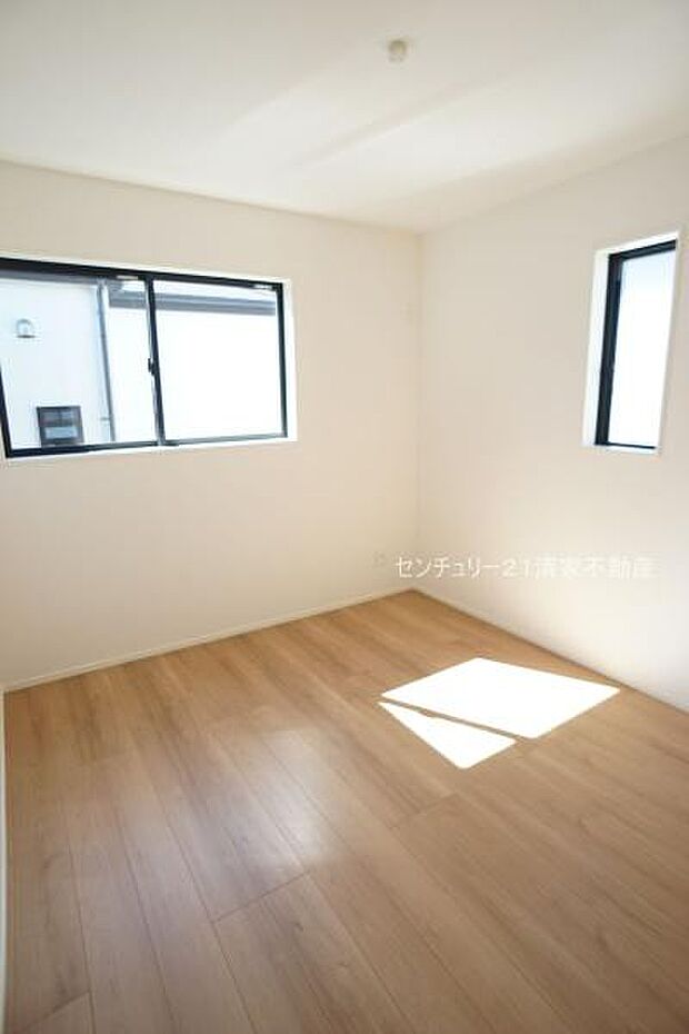 7号棟:2面採光で明るい室内!(2025年10月撮影)