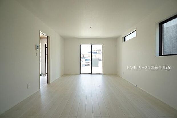 8号棟：明るい日差しが入るリビング！(2025年10月撮影)