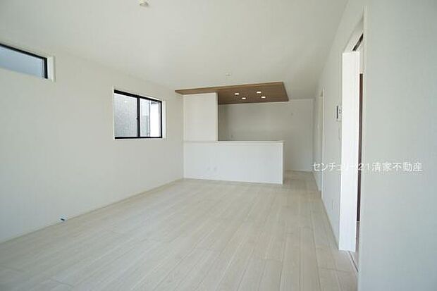 8号棟：明るい日差しが入るリビング！(2025年10月撮影)