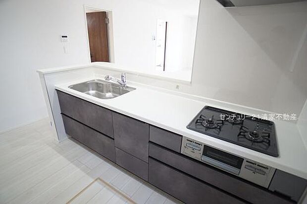 8号棟：家族との会話が弾む対面式キッチン！(2025年10月撮影)