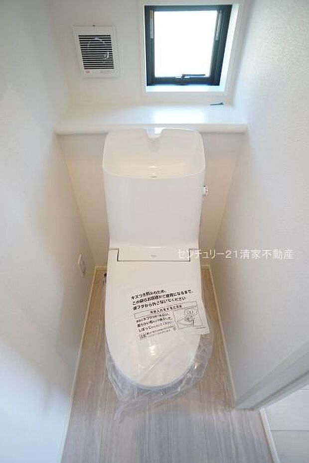 8号棟：白を基調とした、清潔感のある水廻りです。(2025年10月撮影)