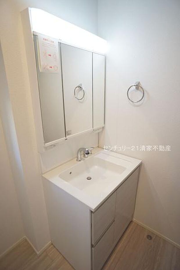 8号棟：ワイドな鏡を備えた洗面化粧台(2025年10月撮影)