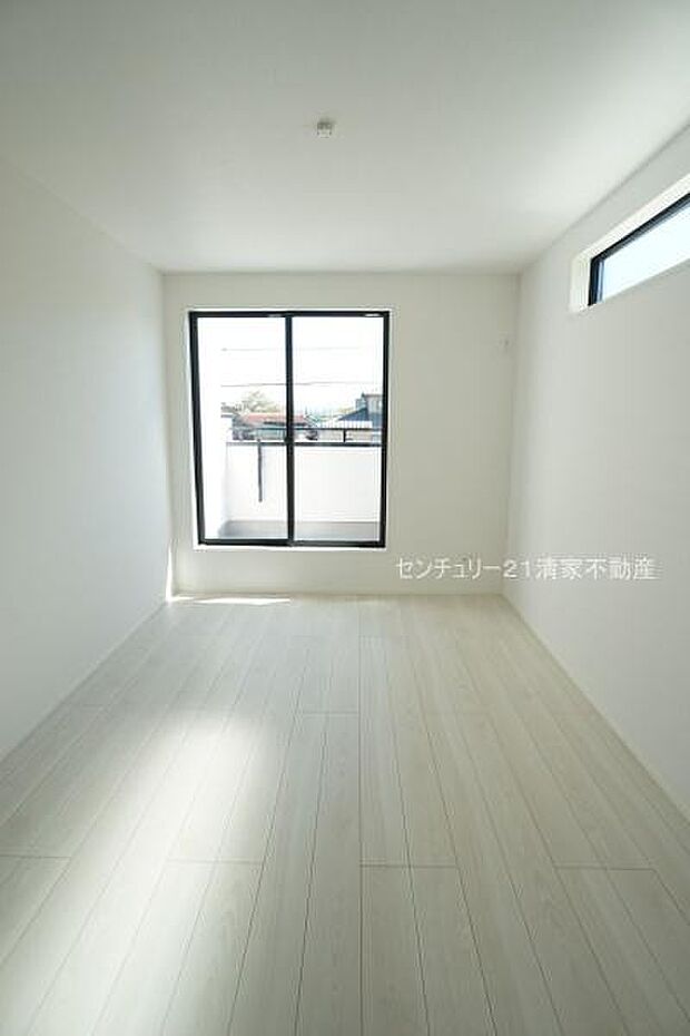 8号棟：バルコニーに面した明るい洋室！(2025年10月撮影)