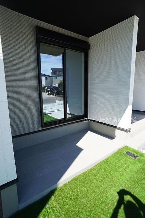 8号棟：ちょっとしたお庭スペース(2025年10月撮影)