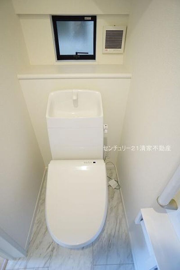 白を基調とした、清潔感のある水廻りです。(2025年10月撮影)