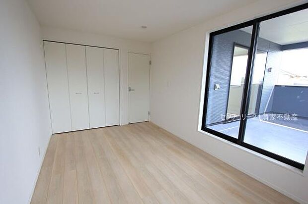 1号棟：バルコニーに面した明るい洋室！(2025年08月撮影)