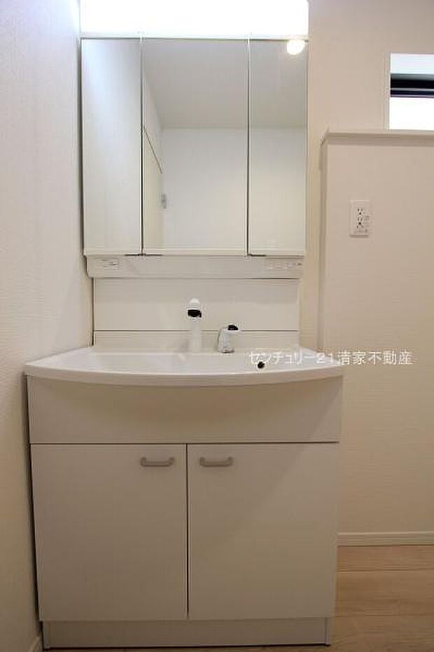 1号棟：ワイドな鏡を備えた洗面化粧台(2025年08月撮影)