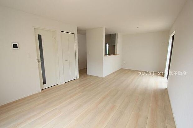 2号棟:明るい日差しが入るリビング!(2025年08月撮影)