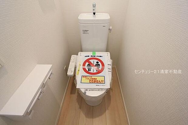 2号棟:白を基調とした、清潔感のある水廻りです。(2025年08月撮影)