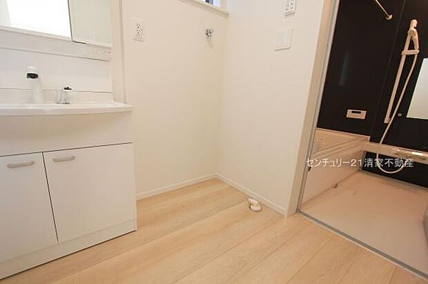 2号棟:ゆとりの洗面スペースで身支度もスムーズ!(2025年08月撮影)