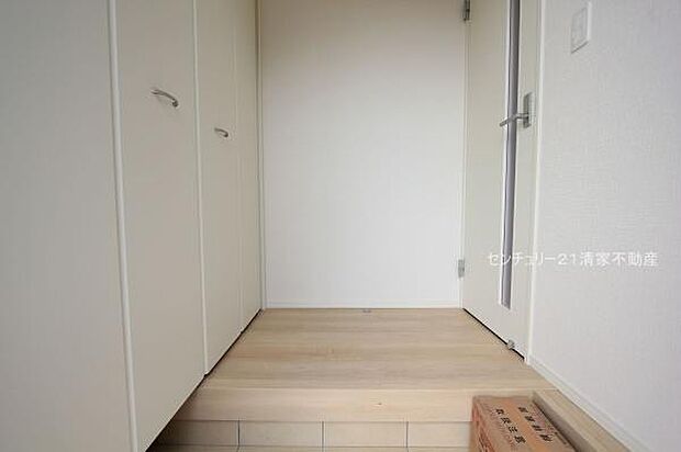 3号棟:玄関周りもすっきりシューズクローク完備!(2025年08月撮影)