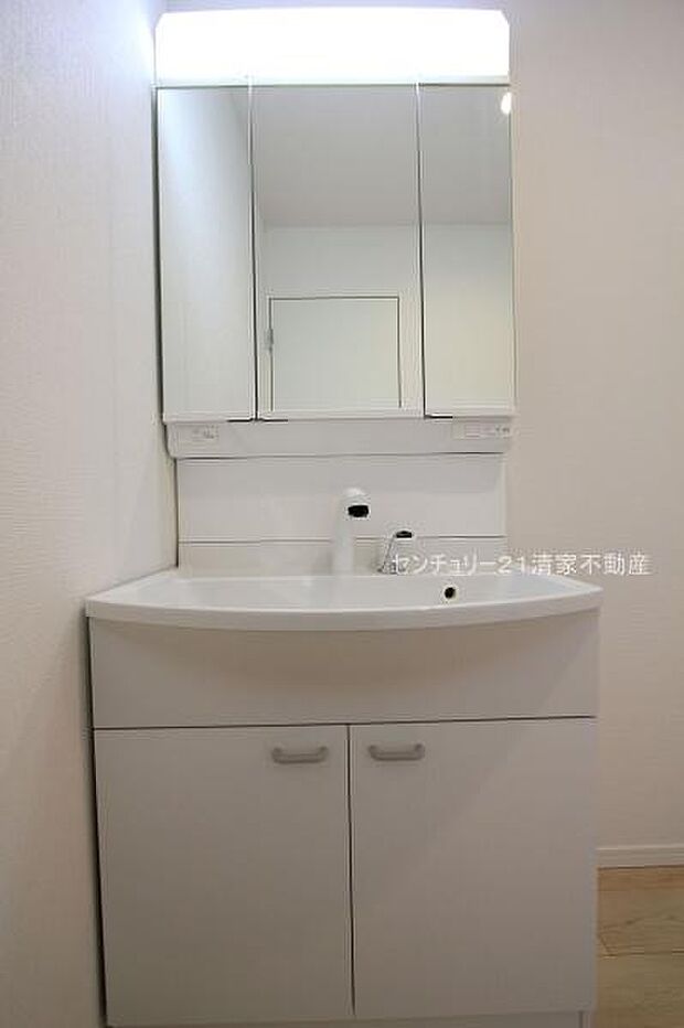 3号棟:ワイドな鏡を備えた洗面化粧台(2025年08月撮影)