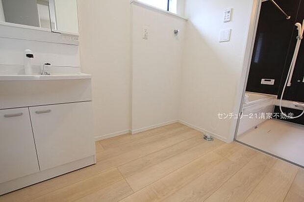 3号棟:ゆとりの洗面スペースで身支度もスムーズ!(2025年08月撮影)