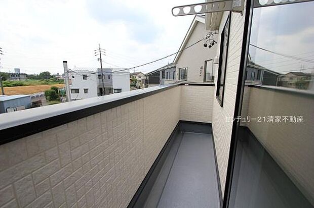 3号棟:陽当たり良好な南向きバルコニー!(2025年08月撮影)