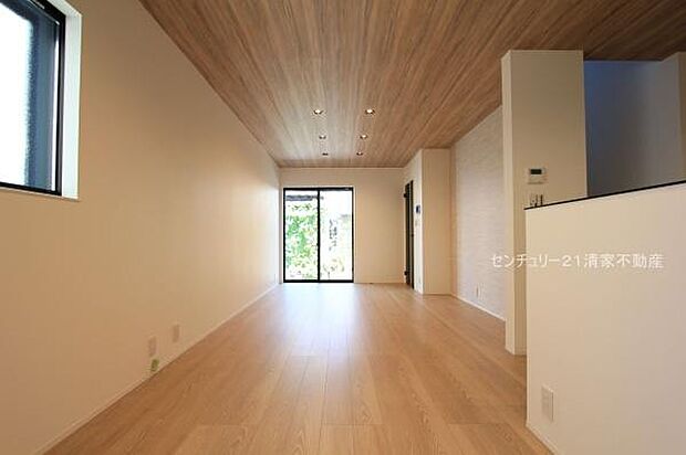 明るい日差しが入るリビング!(2025年08月撮影)