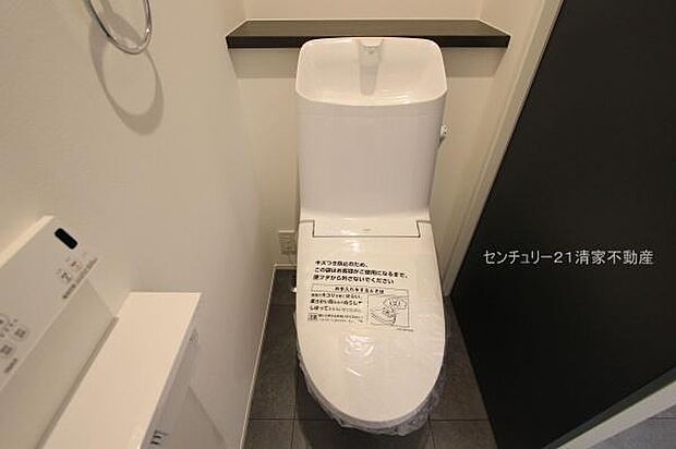 白を基調とした、清潔感のある水廻りです。(2025年08月撮影)