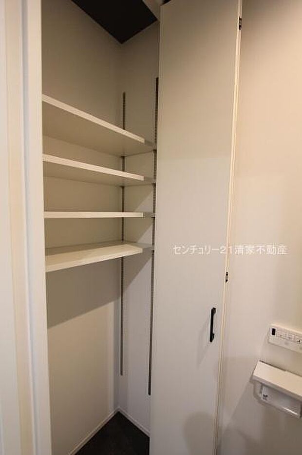 トイレに便利な収納スペースあり(2025年08月撮影)